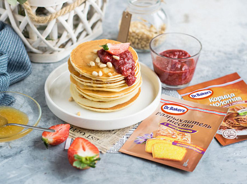 Фото рецепта Овсяные панкейки с клубничным соусом