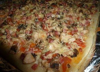 Пицца с курицей, ветчиной и грибами