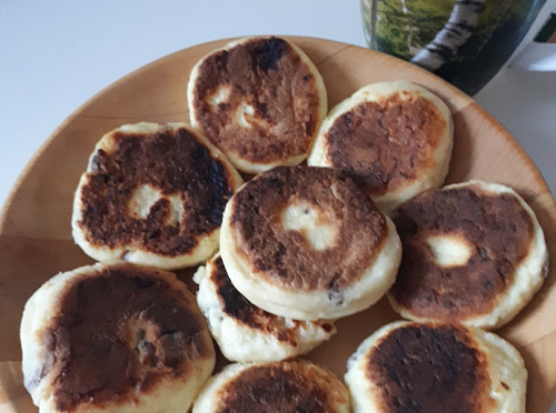 Фото рецепта Сырники с изюмом