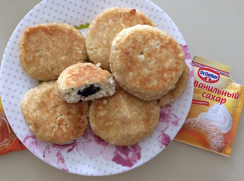 Фото рецепта Ванильные сырники с манкой и черносливом