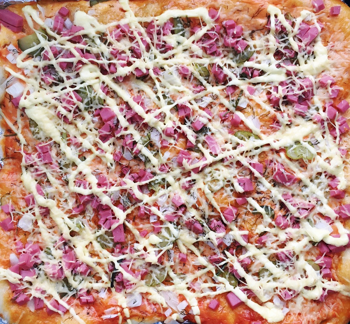 рецепт домашней пиццы в духовке с колбасой и сыром на дрожжевом тесте фото 80