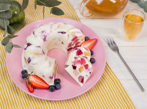 Фото рецепта Сметанный торт «Битое стекло»