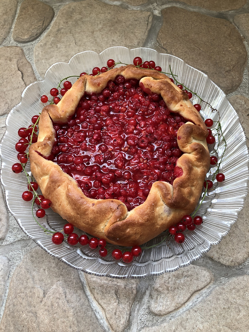 Пирог из красной смородины на сковороде