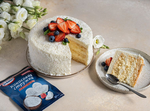 Фото рецепта Бисквитный кокосовый торт