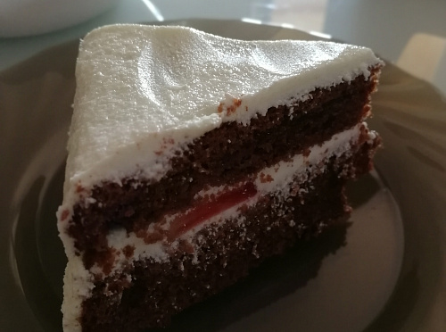 Фото рецепта Шоколадный бисквит с фруктами и кремчизом