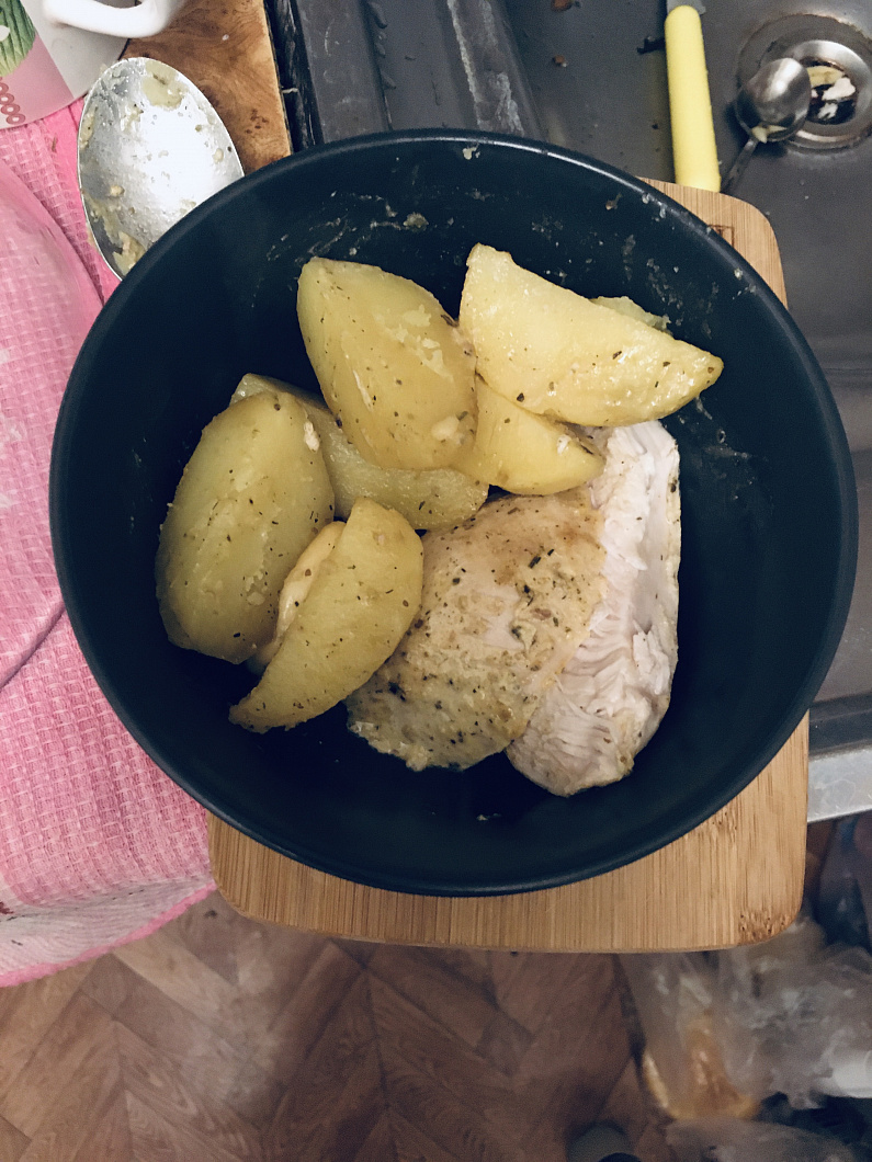 курица в духовке с яблоками и картошкой и черносливом в | Дзен