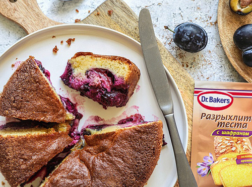 Фото рецепта Шарлотка Пан де Жен со сливами