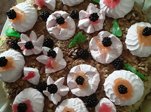 Фото рецепта Торт рыжик с ежевикой, зефиром и мармеладом