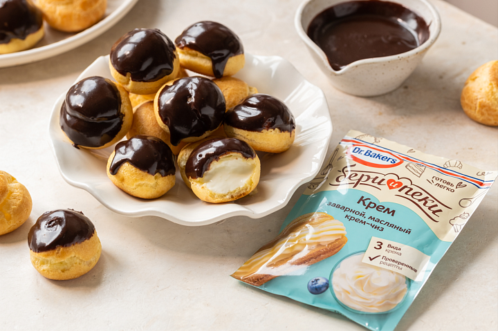 Профитроли с заварным кремом и шоколадной глазурью фото