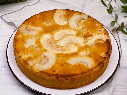 Фото рецепта Пышная шарлотка с яблоками