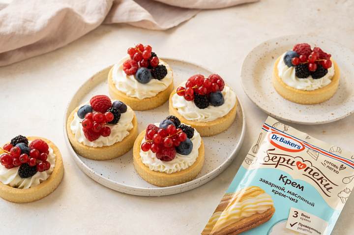 Тарталетки с кремчизом и ягодами фото