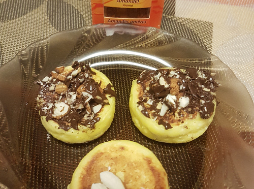 Фото рецепта Миндальные ПП сырники с шоколадом