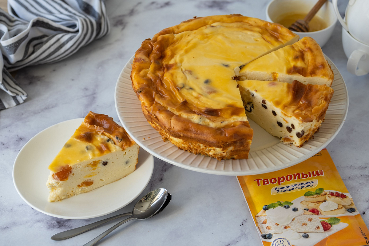 Творожная запеканка с изюмом и облепиховым джемом