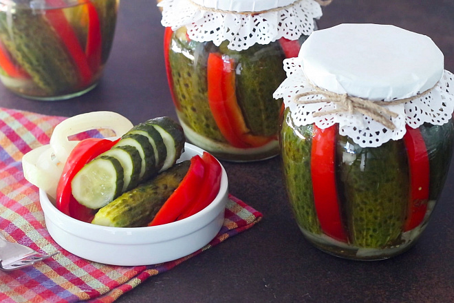 Огурцы по-кубански с луком и перцем