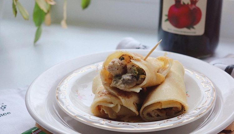 Дрожжевые блины с курицей и грибами