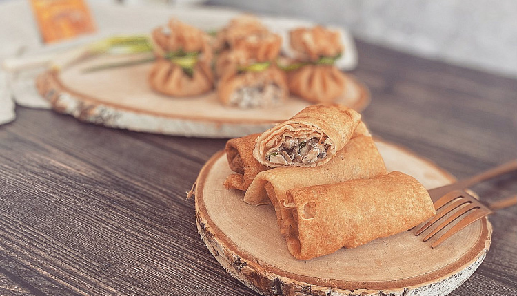 Дрожжевые блины с курицей и грибами