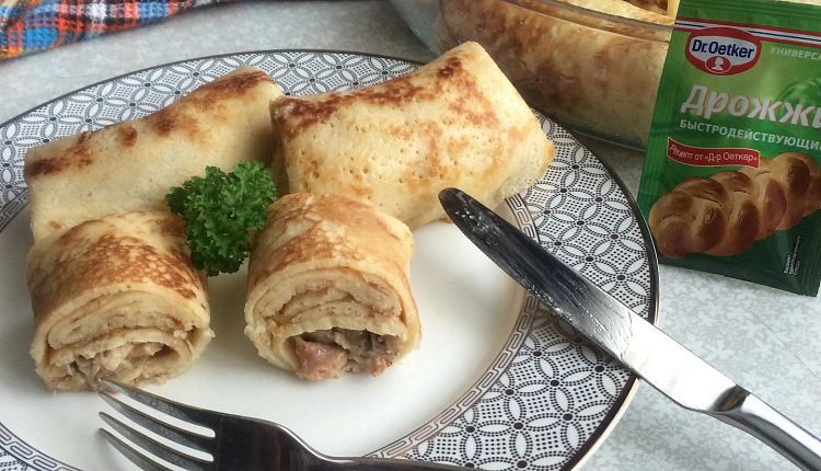 Дрожжевые блины с курицей и грибами