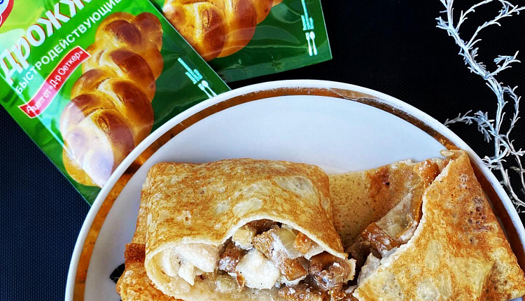 Дрожжевые блины с курицей и грибами