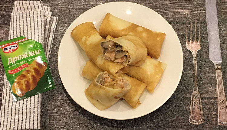 Дрожжевые блины с курицей и грибами