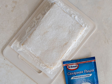 Hotovou pastilku necháme vychladnout a ze všech stran ji posypeme moučkovým cukrem (20 g). Před podáváním nakrájejte marshmallow na porce a podávejte.