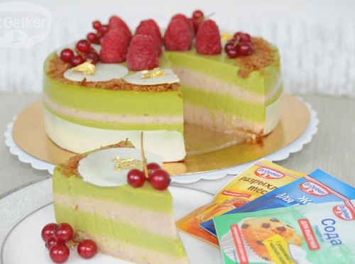 Фото рецепта Ягодно-фисташковый торт