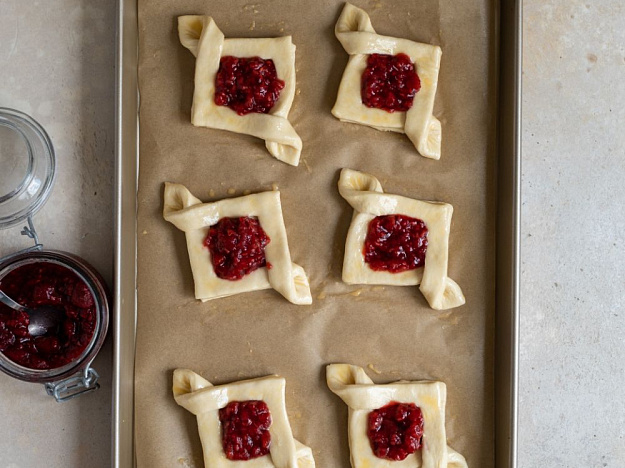 Слойки с апельсиновым джемом 