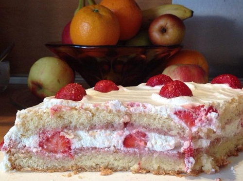 Фото рецепта Нежный клубничный торт